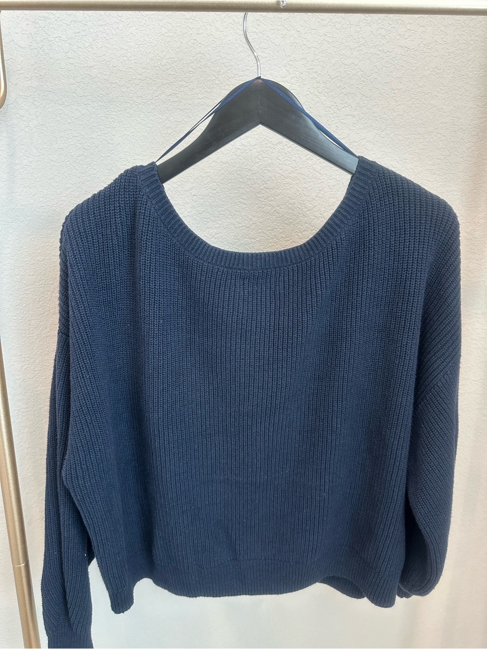 Hollister women’s Dark Navy Crewneck Ribbed knit Sweater size large - Picture 3 of 4